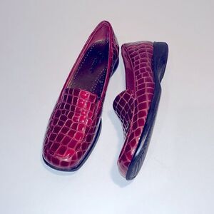 Vintage Trotters croc style ruby red leather textured loafers